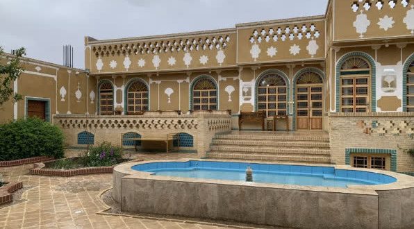 هتل تاریخی خانه آقازاده ابرکوه